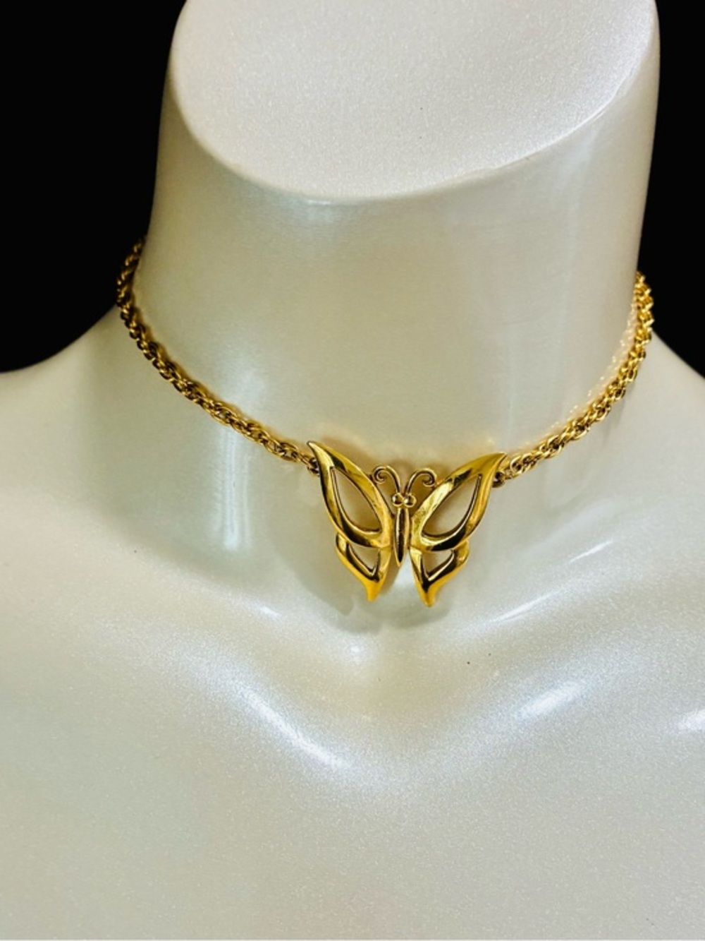 VTG Trifari Gold Butterfly Choker Necklace - Polished Gold-Tone Pendant
